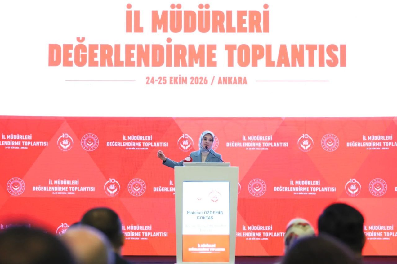 Aile ve Sosyal Hizmetler Bakanı Mahinur Özdemir Göktaş, çocuk, yaşlı