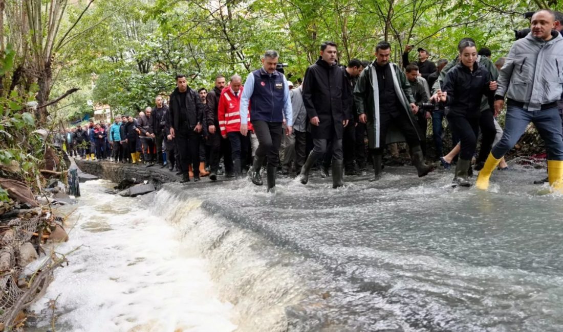 İstanbul’da selden etkilenen Sarıyer Ayazağa’da incelemelerde bulunan Çevre, Şehircilik ve