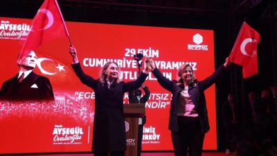 Cumhuriyet’in 103’üncü kuruluş yıl dönümü Bakırköy’de binlerce vatandaşın katıldığı Fener