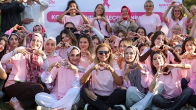 İstanbul'un Bakrıköy ilçesinde pembe tişörtler giyerek yoga yapan kadınların hareketlilik