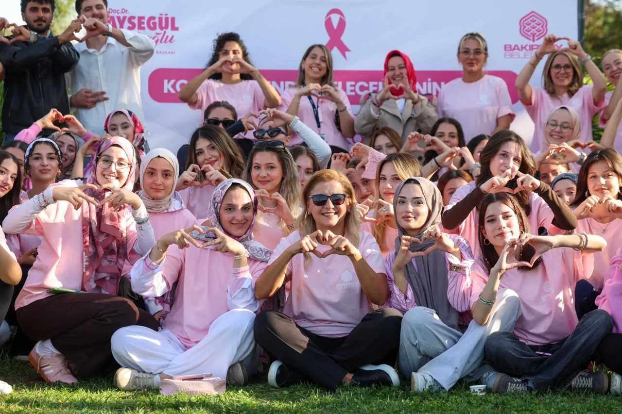 İstanbul'un Bakrıköy ilçesinde pembe tişörtler giyerek yoga yapan kadınların hareketlilik