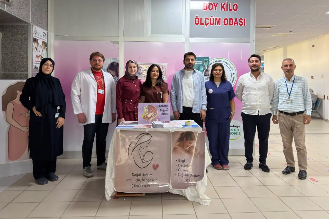 Kozluk Devlet Hastanesinde, Normal Doğum Haftası kapsamında farkındalık standı açıldı.