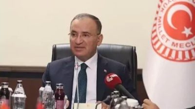 AK Parti Şanlıurfa Milletvekili Bekir Bozdağ, sağlık sorunlarını gerekçe göstererek