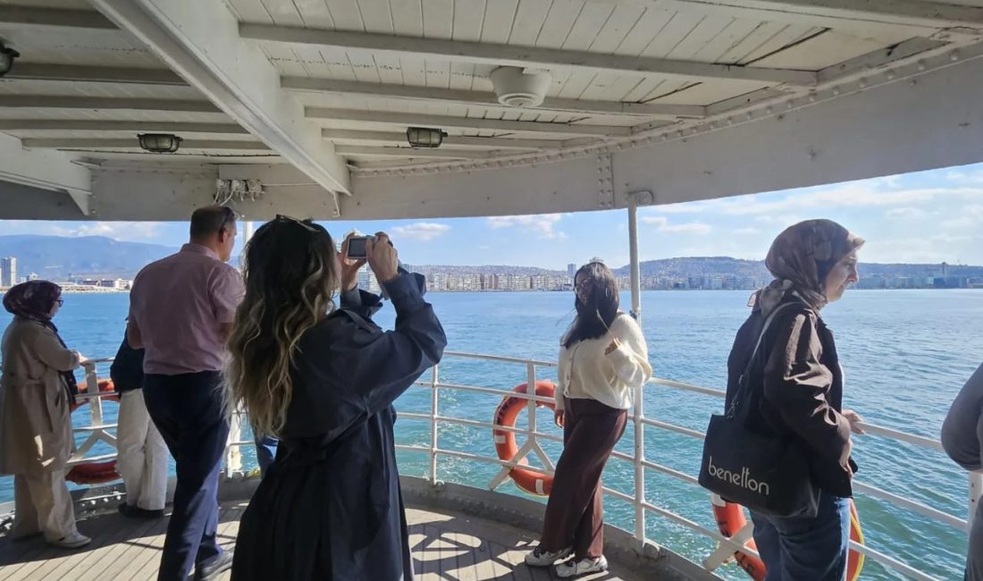 İzmir Büyükşehir Belediyesi’nin İZDENİZ aracılığıyla düzenlediği Bergama Vapuru Rehberli Körfez