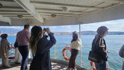 İzmir Büyükşehir Belediyesi’nin İZDENİZ aracılığıyla düzenlediği Bergama Vapuru Rehberli Körfez
