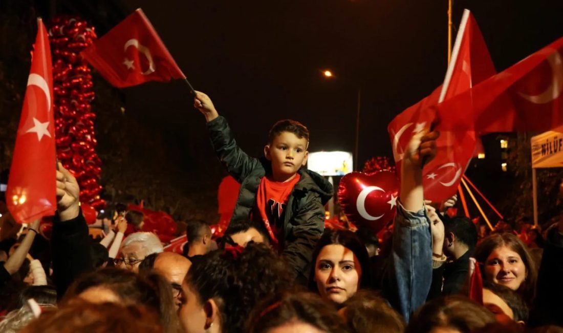 Nilüfer’de Cumhuriyet’in 103’üncü yılı, yağmura rağmen binlerce vatandaşın katıldığı yürüyüş