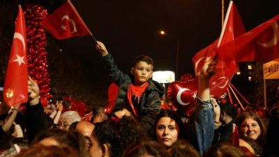 Nilüfer’de Cumhuriyet’in 103’üncü yılı, yağmura rağmen binlerce vatandaşın katıldığı yürüyüş