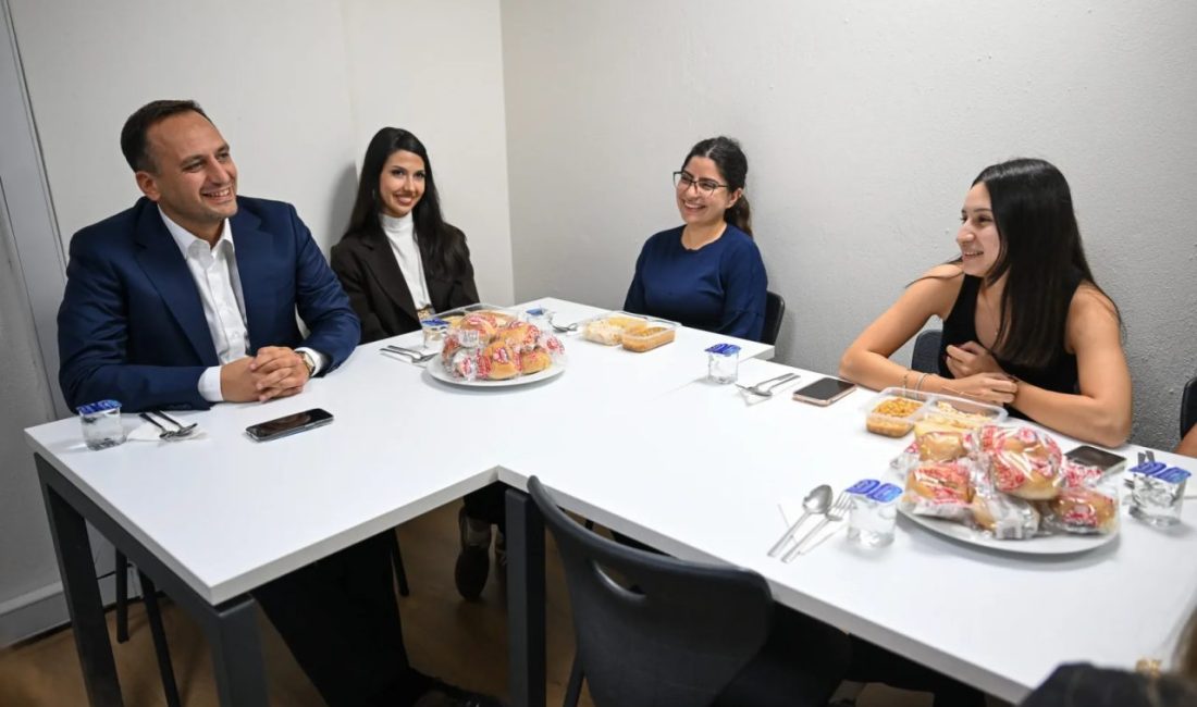 Bornova Belediye Başkanı Ömer Eşki, yükseköğrenim görmek üzere Bornova’ya gelen