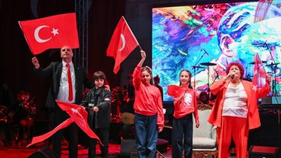 İzmir Bornova Belediyesi’nin düzenlediği 29 Ekim Cumhuriyet Bayramı kutlamalarında coşku sokaklardan