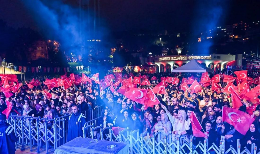 Bursa Büyükşehir Belediyesi tarafından Cumhuriyet Bayramı dolayısıyla düzenlenen kortejde marşlar