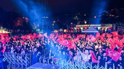 Bursa Büyükşehir Belediyesi tarafından Cumhuriyet Bayramı dolayısıyla düzenlenen kortejde marşlar