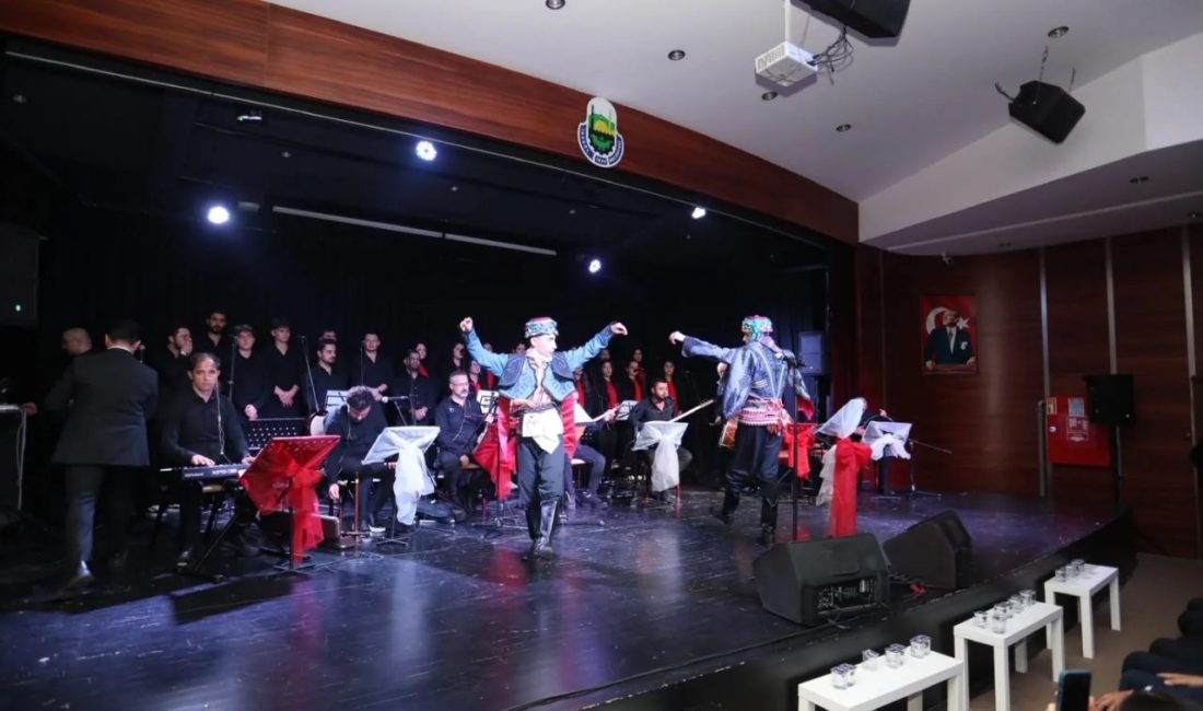 Bursa'da İnegöl Belediyesi Gençlik Korosu, Cumhuriyet Bayramı'nın 103'üncü yılı dolayısıyla