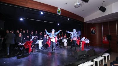 Bursa'da İnegöl Belediyesi Gençlik Korosu, Cumhuriyet Bayramı'nın 103'üncü yılı dolayısıyla
