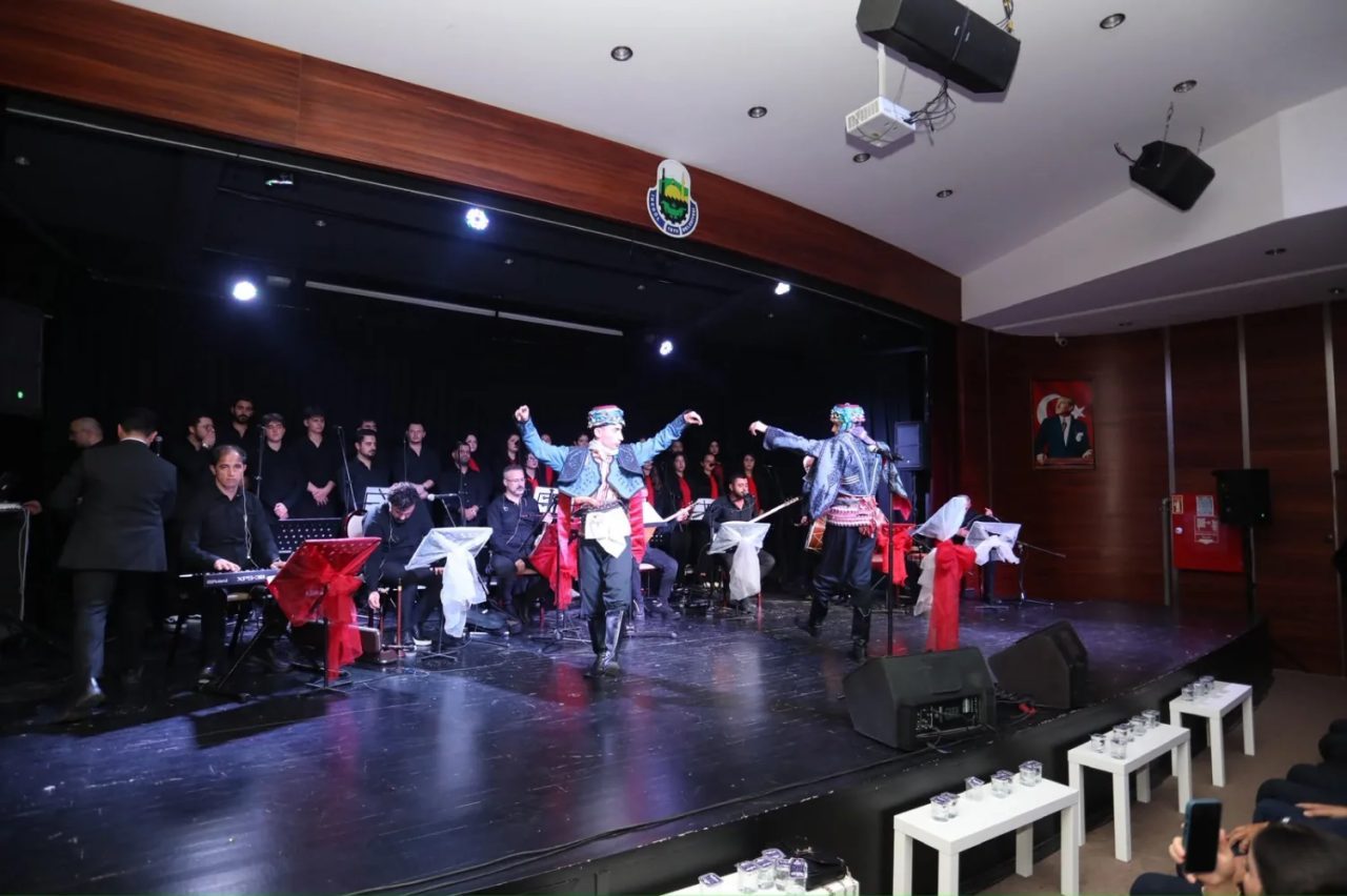 Bursa'da İnegöl Belediyesi Gençlik Korosu, Cumhuriyet Bayramı'nın 103'üncü yılı dolayısıyla