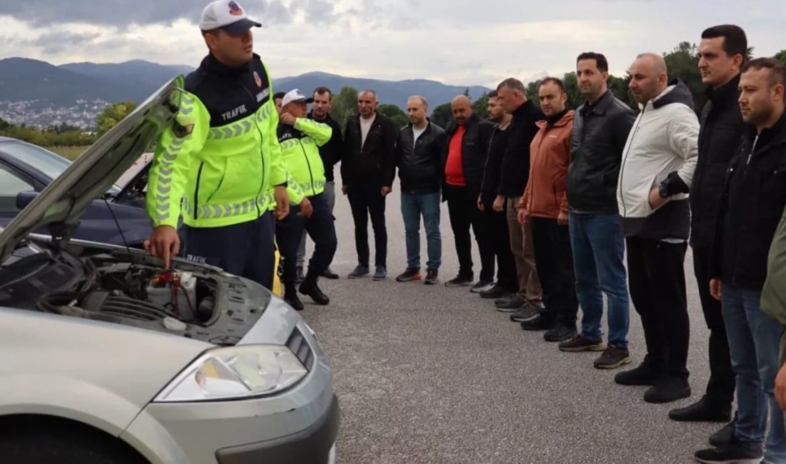 Bursa Jandarma Trafik Okul Komutanlığı'nda şoförlere güvenli sürüş eğitimi verildi.