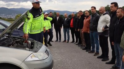 Bursa Jandarma Trafik Okul Komutanlığı'nda şoförlere güvenli sürüş eğitimi verildi.