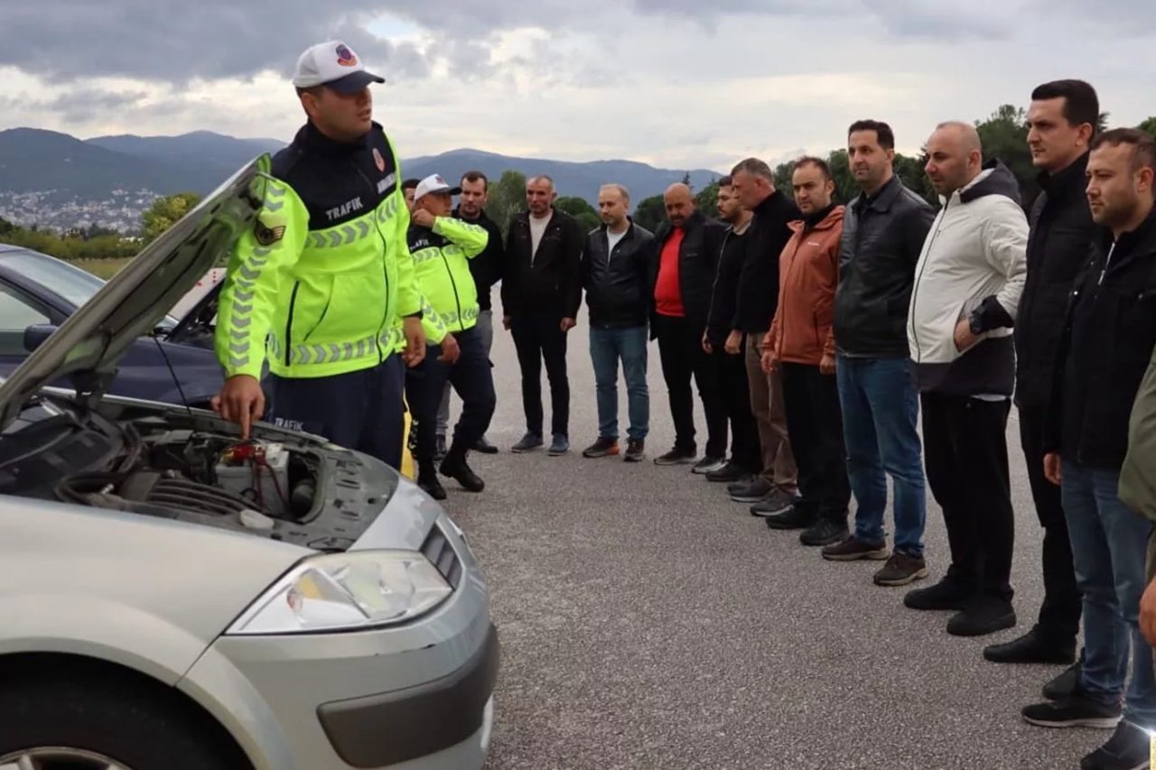 Bursa Jandarma Trafik Okul Komutanlığı'nda şoförlere güvenli sürüş eğitimi verildi.