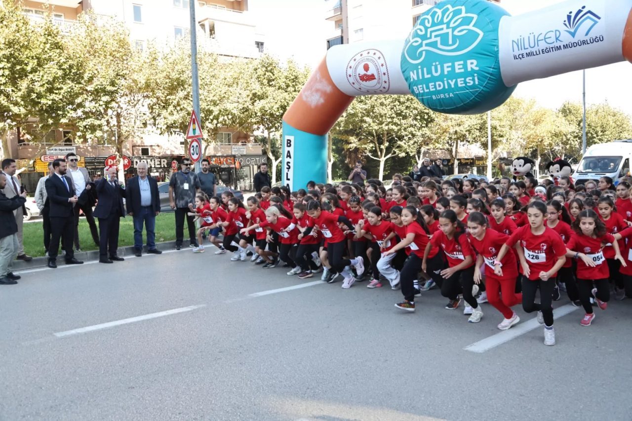 Bursa'da Nilüfer Belediyesi’nin Cumhuriyet’in 103’üncü yılı kutlamaları, geleneksel “Nilüfer Okullar