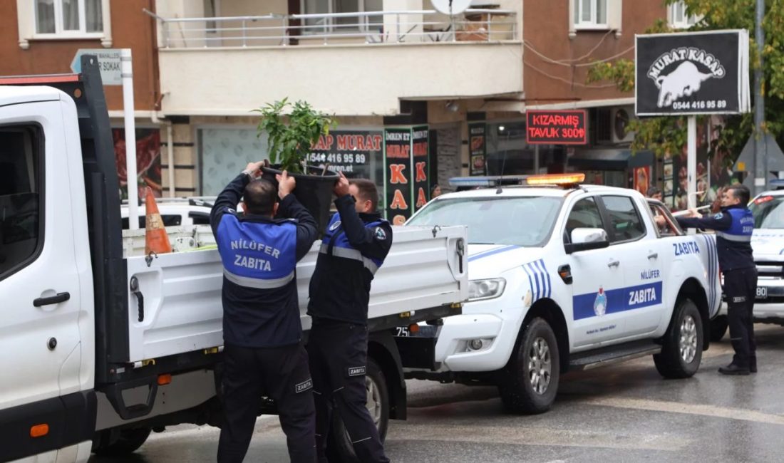 Bursa'da Nilüfer Belediyesi ekipleri; yaya, bisiklet ve engelli yollarını kapatan