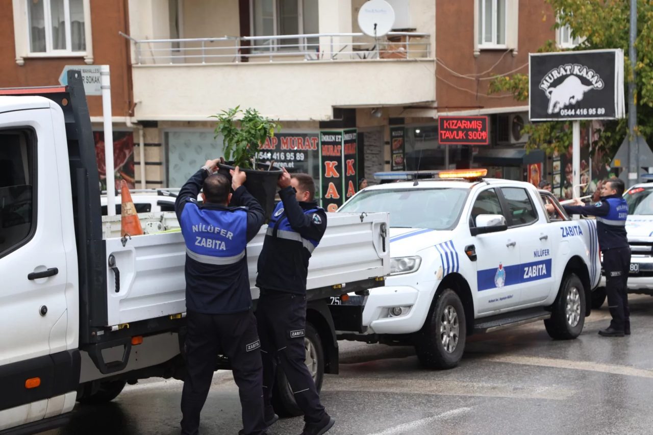 Bursa'da Nilüfer Belediyesi ekipleri; yaya, bisiklet ve engelli yollarını kapatan