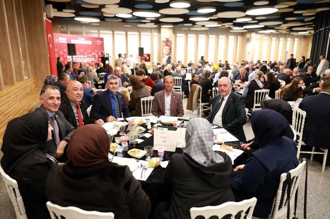 Bursa'da Osmangazi Belediye Başkanı Erkan Aydın, ilçede görev yapan muhtarlarla