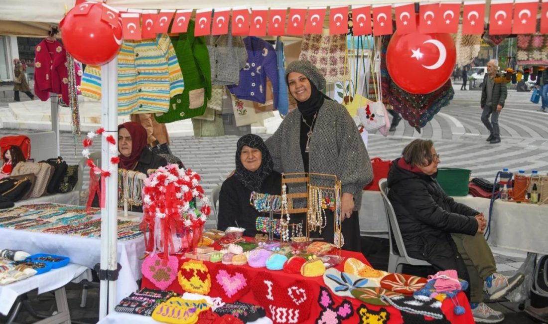 Bursa'da Osmangazi Belediye Başkanı Erkan Aydın, Şehreküstü Meydanı’nda düzenlenen ‘Kadın