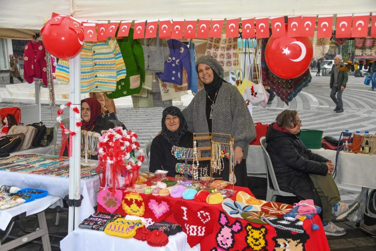 Bursa'da Osmangazi Belediye Başkanı Erkan Aydın, Şehreküstü Meydanı’nda düzenlenen ‘Kadın