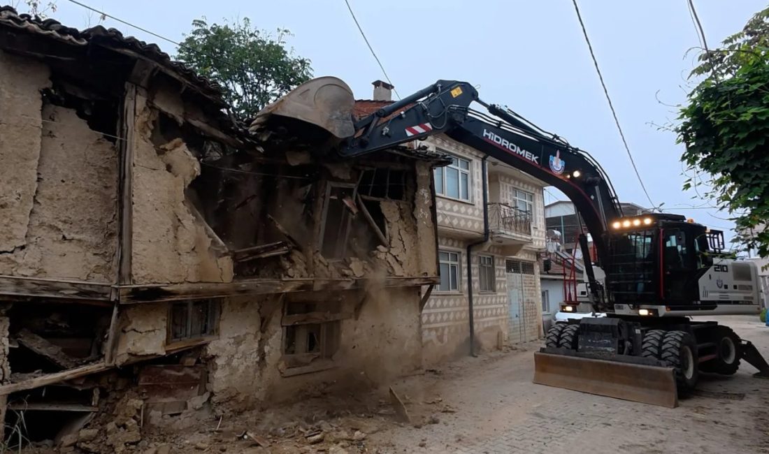 Bursa'da Yenişehir Belediyesi, Muhtar İsmail Eyiz'in talebiyle Söylemiş Mahallesi'ndeki metruk