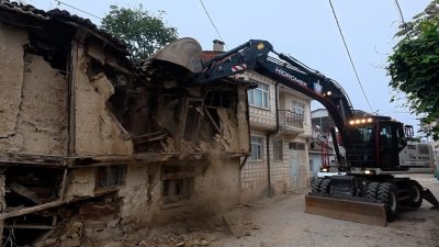 Bursa'da Yenişehir Belediyesi, Muhtar İsmail Eyiz'in talebiyle Söylemiş Mahallesi'ndeki metruk