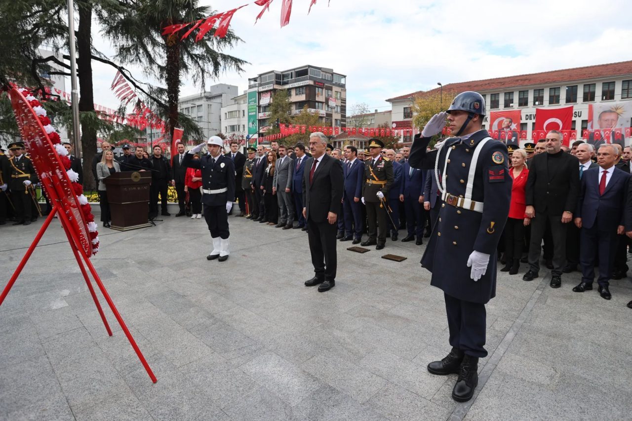 29 Ekim Cumhuriyet Bayramı kutlamaları kapsamında Bursa’da Heykel Atatürk Anıtı