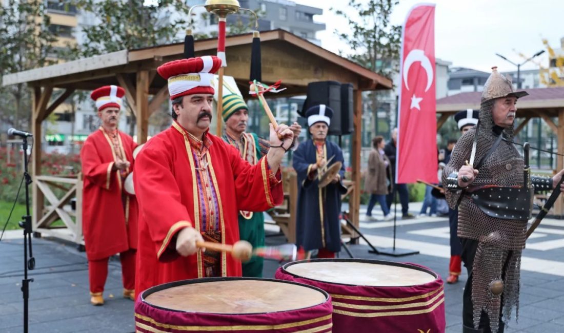Bursa’nın fethinin 700. yılı etkinlikleri kapsamında düzenlenen ‘Mehterler Buluşması’, meydan