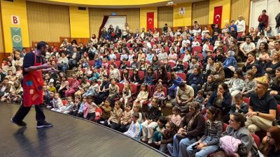 Bursa'da Yıldırım Belediyesi tarafından ücretsiz sahnelenen “Evden Uzakta” adlı çocuk