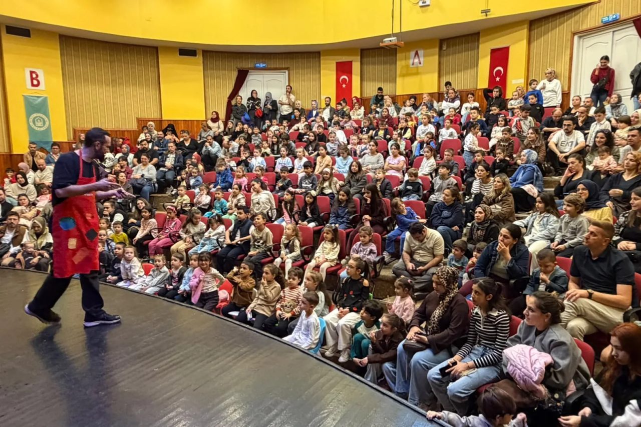 Bursa'da Yıldırım Belediyesi tarafından ücretsiz sahnelenen “Evden Uzakta” adlı çocuk