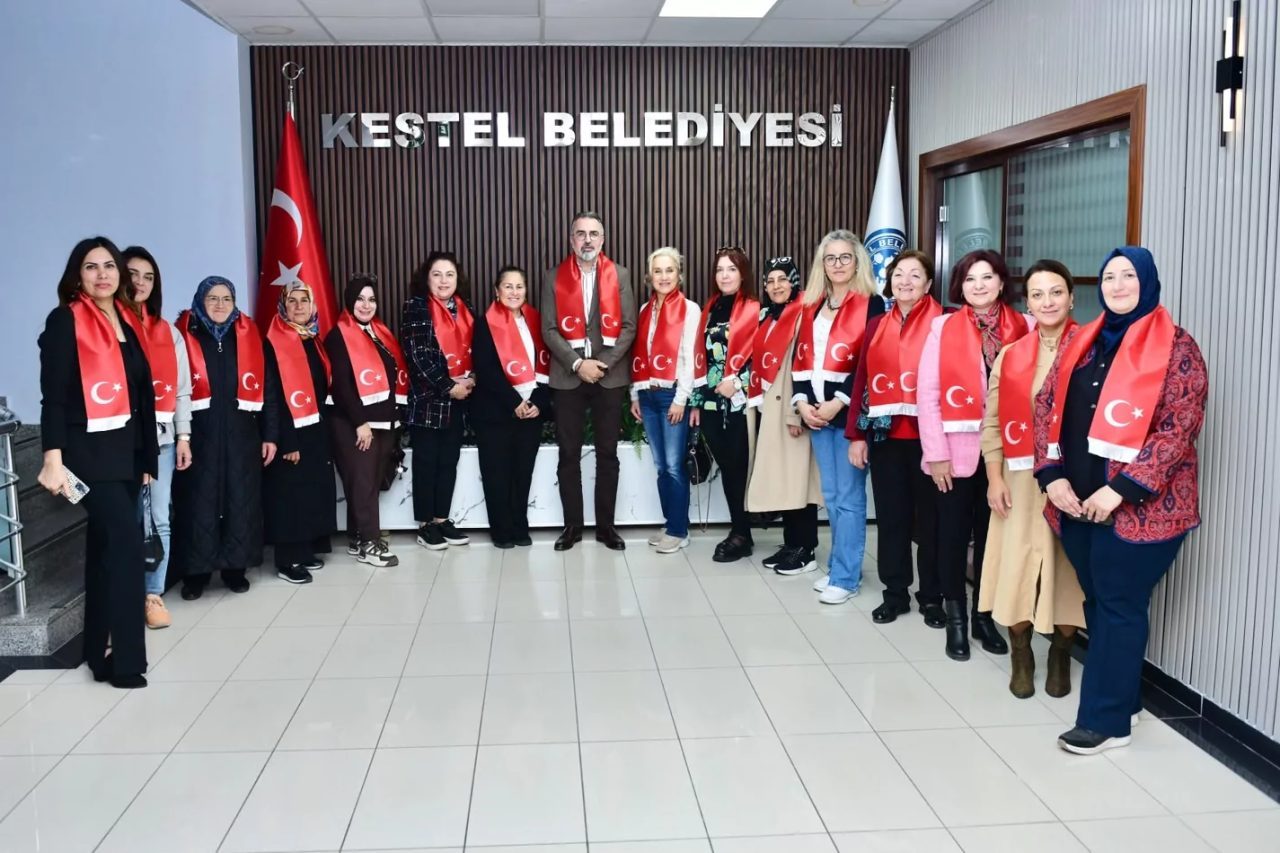 Bursa’nın farklı ilçelerinde görev yapan kadın muhtarlar, Kestel Belediye Başkanı
