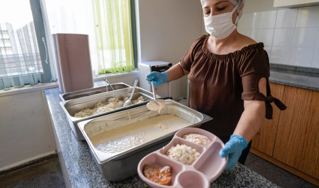 İzmir Büyükşehir Belediyesi, her yaştan öğrenciye yönelik yemek hizmetini Yuvamız