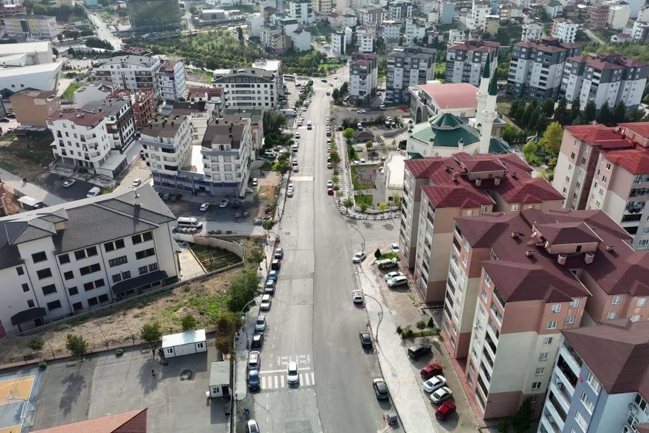 Kocaeli Büyükşehir Belediyesi, Çayırova’nın önemli ulaşım güzergâhlarından Bahriye Üçok Caddesi’ndeki
