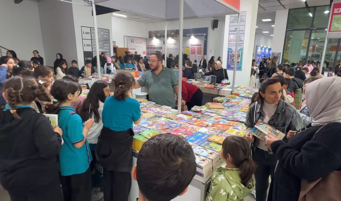 Çayırova Belediyesi 7. Kitap Günleri’ni ziyaret eden Çayırovalılar, etkinlikten oldukça