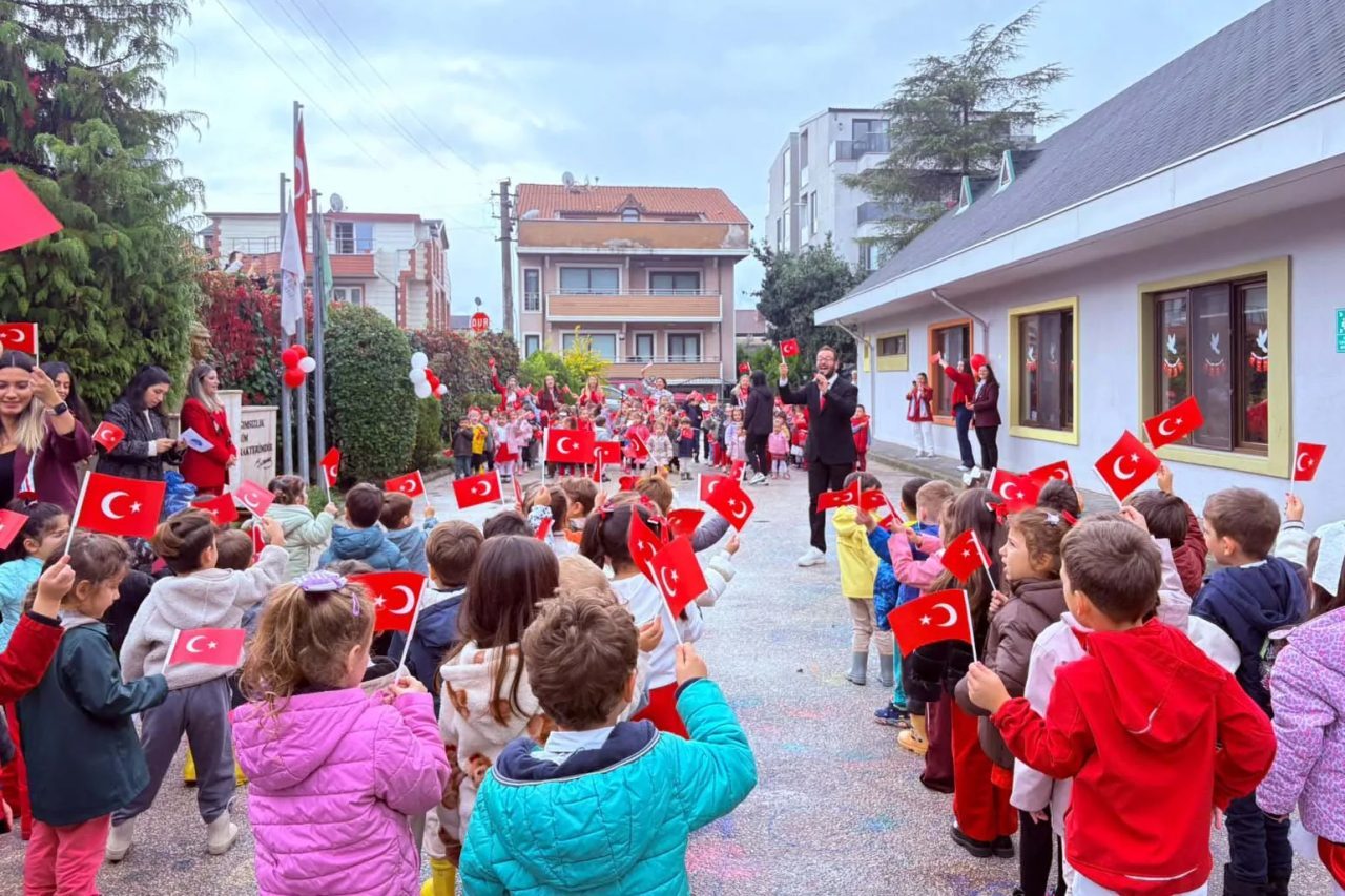 Çağdaş Eğitim Kooperatifi (ÇEK) ailesi, Cumhuriyet’in 103. kuruluş yıl dönümünü
