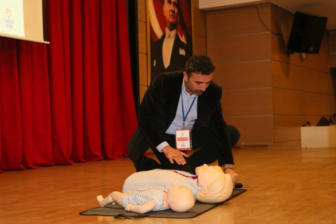 İzmir'de Çiğli Belediyesi, toplumda ilk yardım bilincini artırmak ve acil