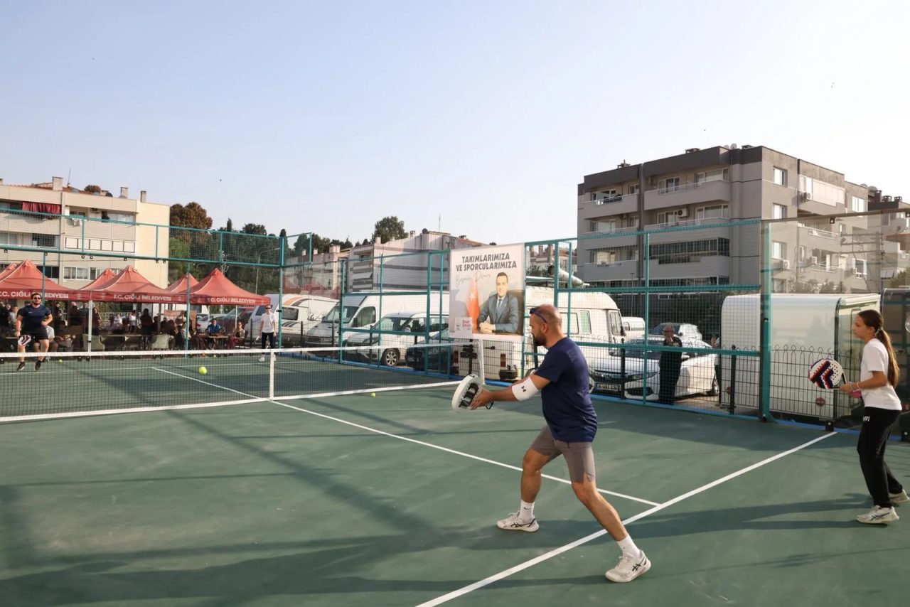 Çiğli Belediyesi’nin Cumhuriyet’in 103. kuruluş yıl dönümü kapsamında düzenlediği spor