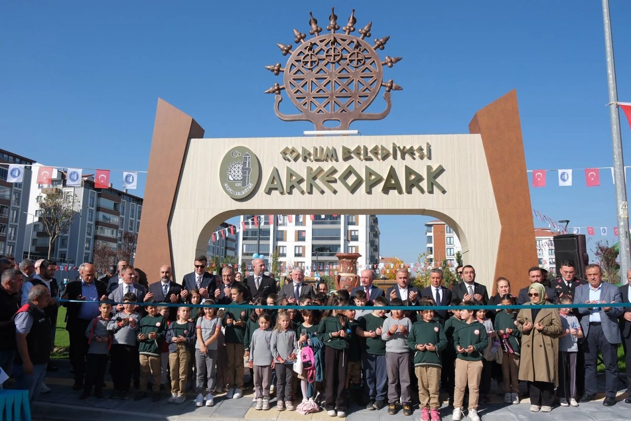 Çorum Belediyesi tarafından hayata geçirilen Arkeopark, düzenlenen törenle hizmete açıldı.