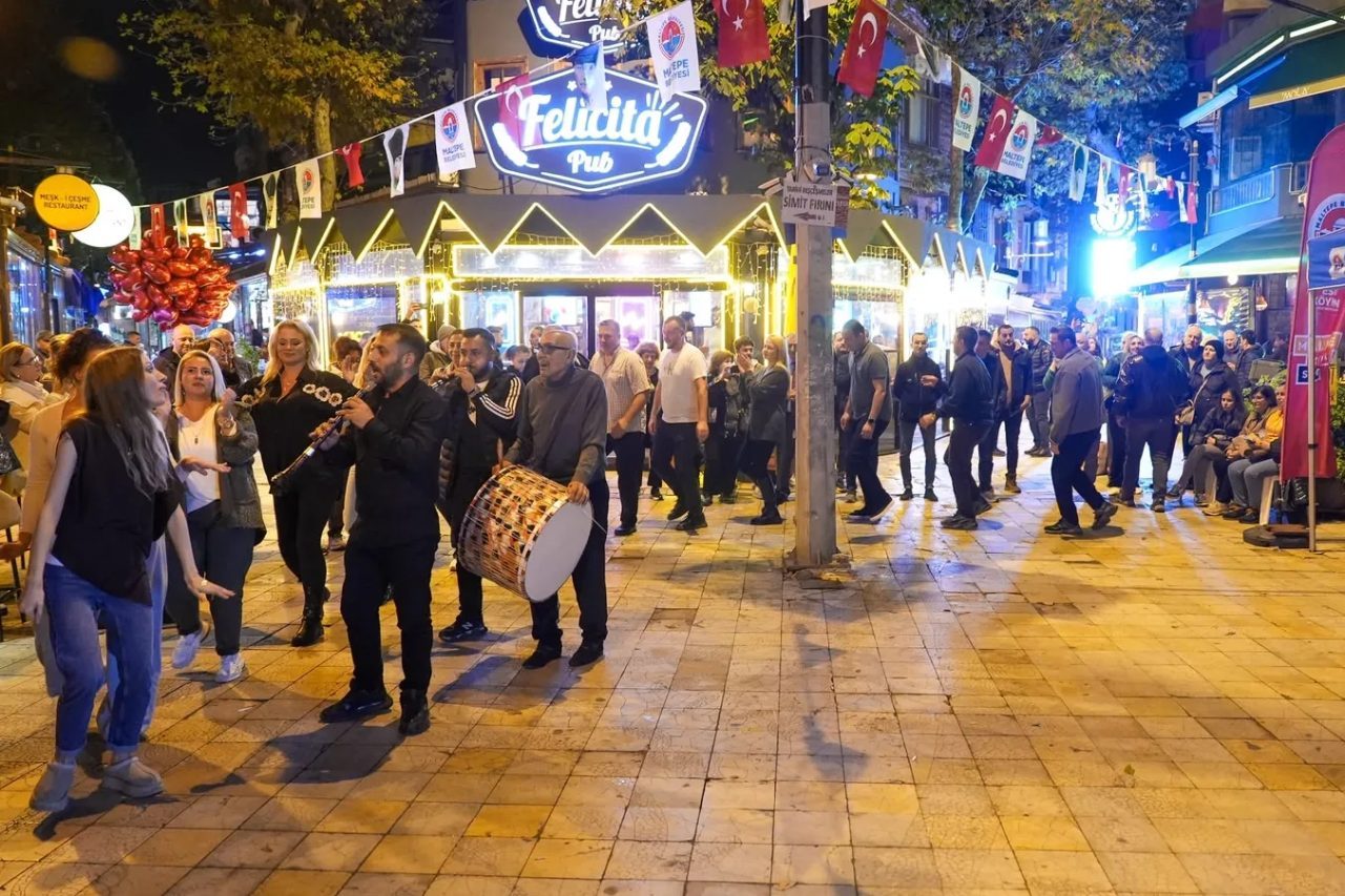 Maltepe Belediyesi ve Maltepe Rumeli Mübadilleri iş birliğiyle düzenlenen Cumhuriyet