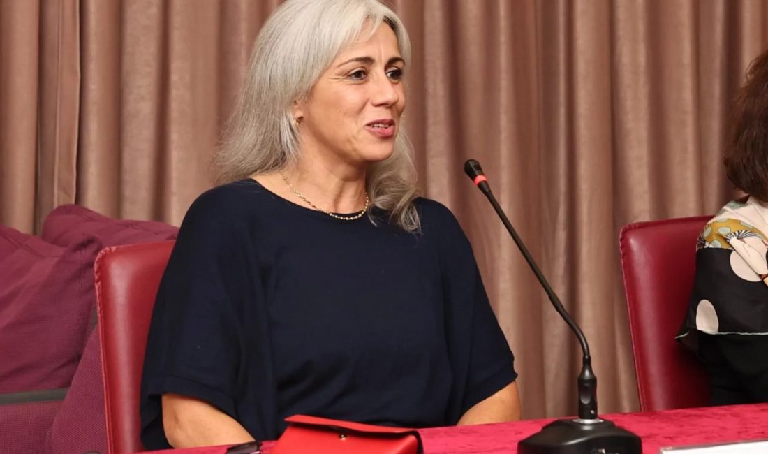 Bursa'da Nilüfer Belediyesi’nin düzenlediği Edebi Kazılar söyleşisinin konuğu Defne Suman