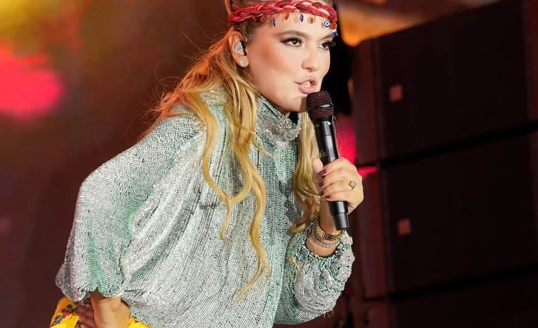Mardin Kültür Yolu Festivali kapsamında sahneye çıkan Demet Akalın, Mardinli