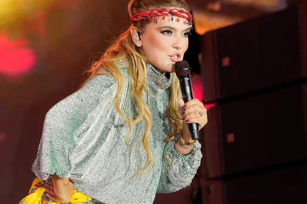 Mardin Kültür Yolu Festivali kapsamında sahneye çıkan Demet Akalın, Mardinli