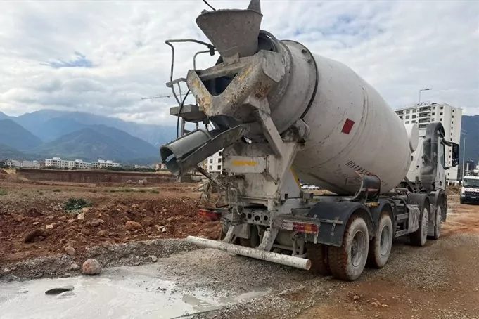 Denizli Büyükşehir Belediyesi, kent genelinde gerçekleştirdiği çevre denetimlerinde yol kenarına