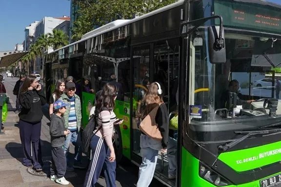 Denizli Büyükşehir Belediyesi’nin eğitimde fırsat eşitliğini güçlendirmek ve aile bütçelerine