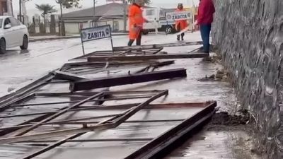 Düzce’nin Akçakoca ilçesinde etkili olan şiddetli fırtına, reklam tabelalarında hasara