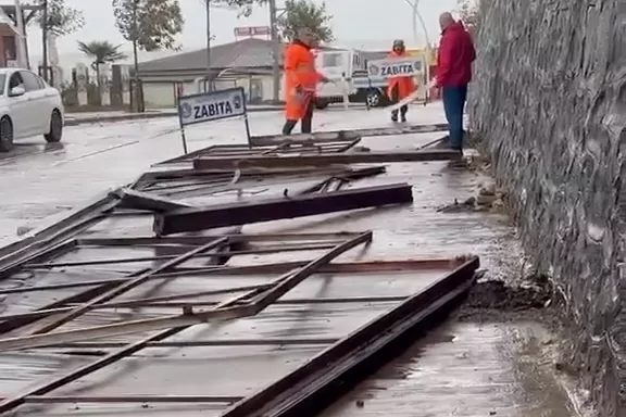 Düzce’nin Akçakoca ilçesinde etkili olan şiddetli fırtına, reklam tabelalarında hasara