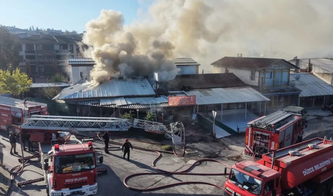 Düzce’nin Nalbantoğlu Mahallesi’nde bir kıraathanenin çatısında çıkan yangın, itfaiye ekiplerinin